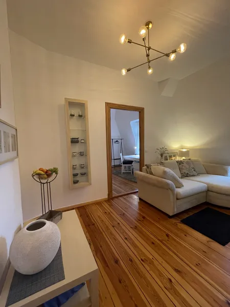 Charmante Dachgeschosswohnung mit Altbau-Flair in ruhiger Zehlendorfer Villenlage — photo 1